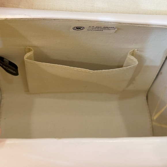 🌟HP🌟VTG 1970s-80s White Vinyl Structured Bag with Acrylic Tortoise Handle Chain - Picture 7 of 16